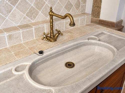 vicolo-di-sorano-stone-sink-brass-tap-detail-4x3