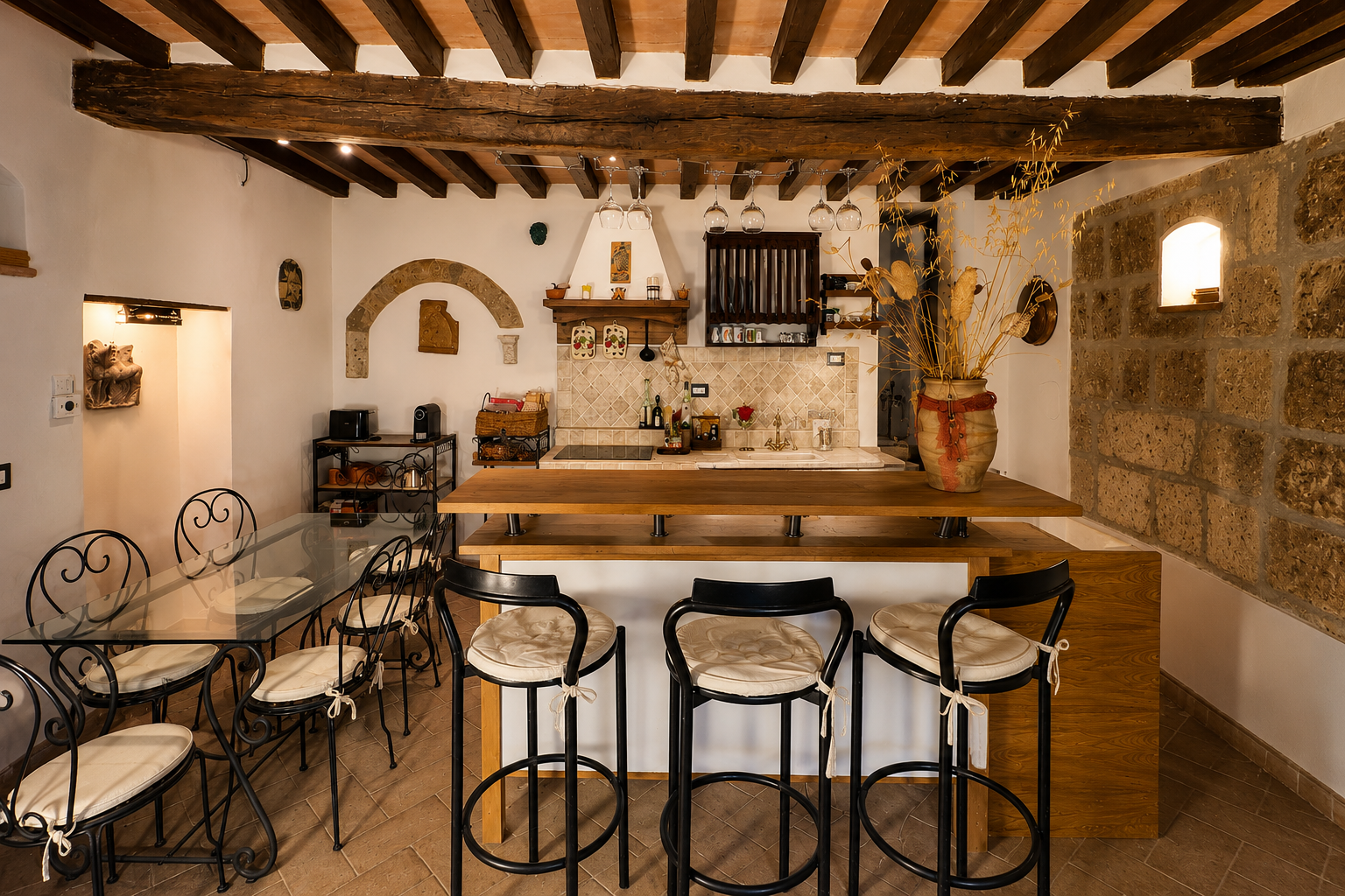 Cucina tradizionale della casa vacanze a Sorano con travi in legno a vista