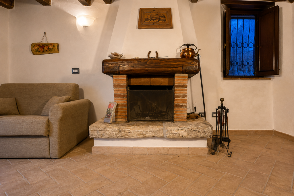 Soggiorno con camino nella casa vacanze a Sorano