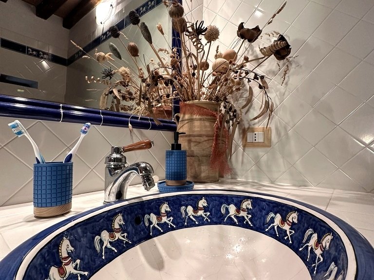Decorative blue ceramic basin at Vicolo di Sorano holiday home in Sorano Tuscany